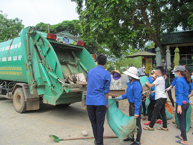 Đoàn viên, thanh niên thu gom rác tại bến thuyền Phong Nha.