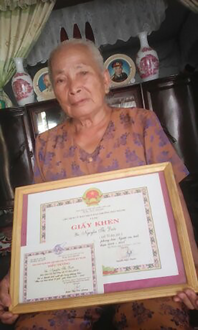  Dù gần 80 tuổi, cụ Nguyễn Thị Đuốc (Hải Thành, TP. Đồng Hới) vẫn làm việc không nghỉ ngơi.