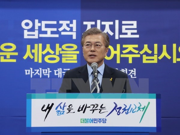 Ứng cử viên Moon Jae-In tại cuộc họp báo ở Seoul. (Nguồn: EPA/TTXVN)