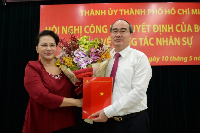 Chủ tịch Quốc hội Nguyễn Thị Kim Ngân trao quyết định cho tân Bí thư thành ủy TP.HCM Nguyễn Thiện Nhân