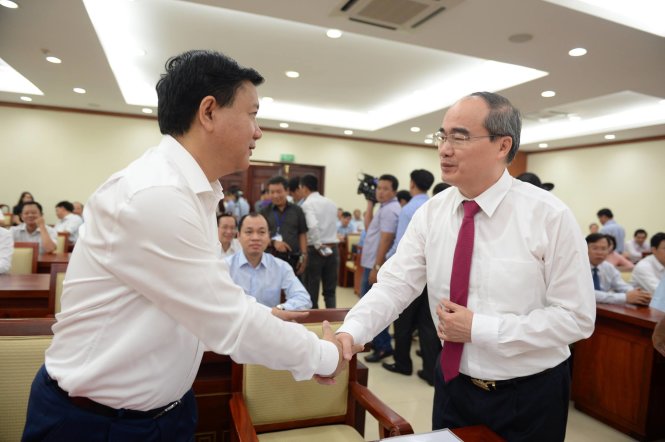 Ông Đinh La Thăng và ông Nguyễn Thiện Nhân tại Hội nghị công bố trao quyết định của Bộ Chính trị về công tác nhân sự - Ảnh: Thuận Thắng
