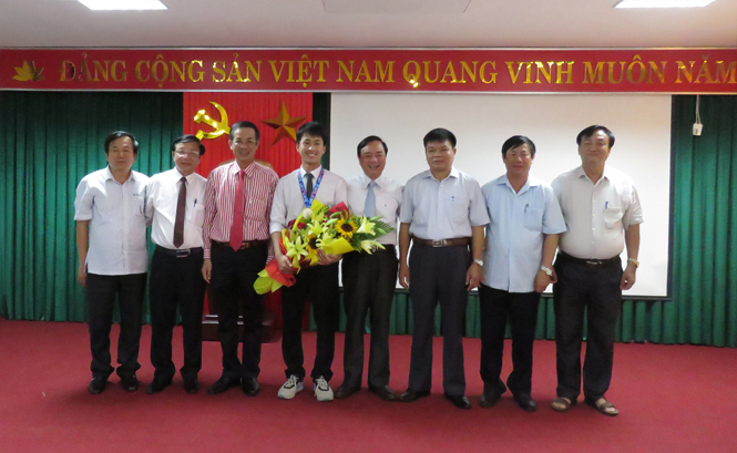 Các đồng chí lãnh đạo tỉnh, sở, ngành tặng hoa chúc mừng em Nguyễn Thế Quỳnh.