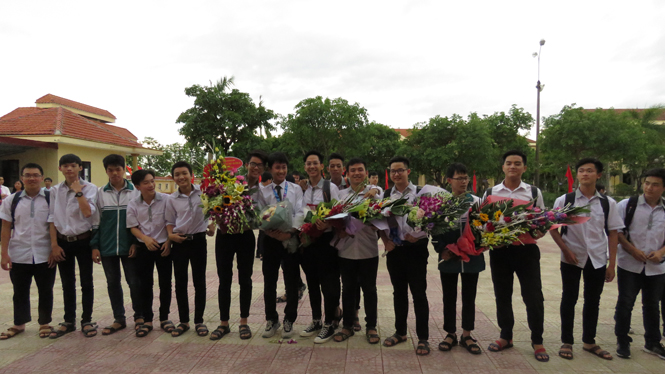 Các bạn học sinh cùng chia vui với chủ nhân huy chương Bạc Olympic Vật lý Châu Á 2017.