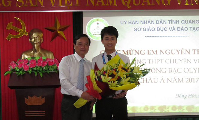 Đồng chí Đinh Quý Nhân, TUV, Giám đốc Sở Giáo dục - Đào tạo chúc mừng học sinh Nguyễn Thế Quỳnh.