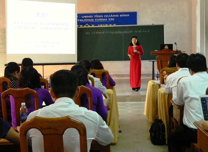    Giảng viên Ngô Thị Minh Lành tham gia phần thi trình bày bài giảng
