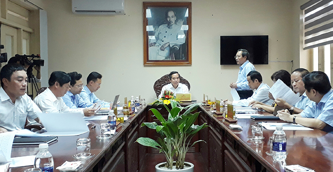 Đồng chí Bí thư Tỉnh ủy Hoàng Đăng Quang báo cáo với đồng chí Trưởng ban Kinh tế Trung ương Nguyễn Văn Bình về tình hình kinh tế-xã hội của tỉnh những tháng đầu năm.