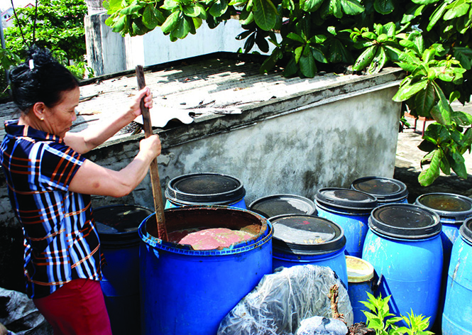 Làm nước mắm là nghề truyền thống của ngư dân Bảo Ninh.