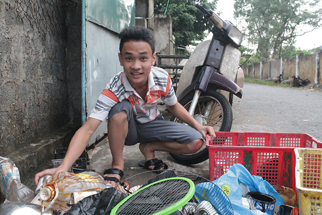 Ngoài thời gian học trên lớp, Nguyễn Việt Hoàng tranh thủ thu mua và phân loại phế liệu giúp gia đình.