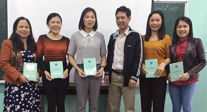  BHXH huyện Tuyên Hóa trả sổ BHXH cho người lao động Trường tiểu học số 1 Đồng Lê.