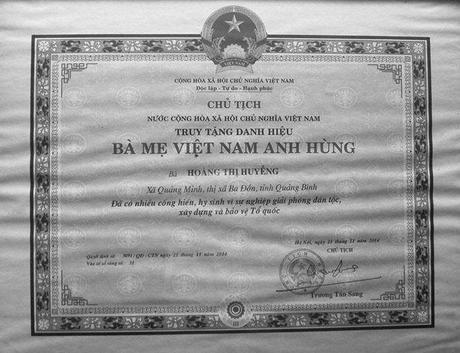 Ảnh 9 : Bằng danh hiệu “Bà mẹ Việt Nam anh hùng” của Chủ tịch nước truy tặng cho mẹ Hoàng Thị Huễng.
