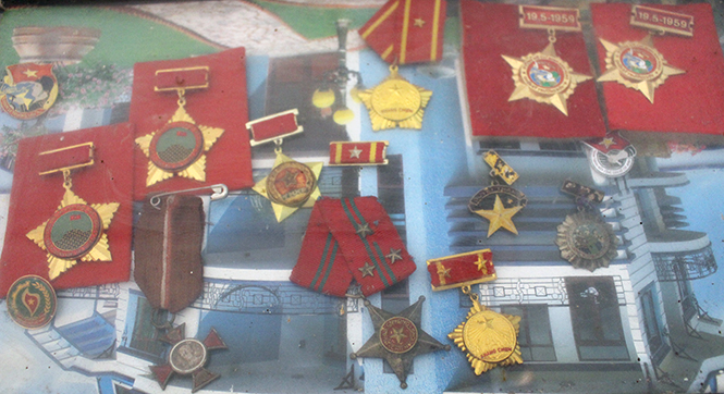 Các loại huân chương, huy chương Đảng, Nhà nước tặng cho o Xuân được người thân trân trọng gìn giữ.