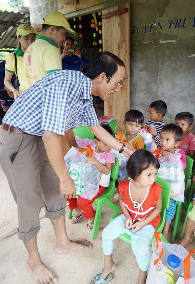  Ủy ban MTTQVN và Đoàn Thanh niên xã Trường Sơn đang trao quà cho các em ở 2 bản Hôi Rấy và Nước Đắng.
