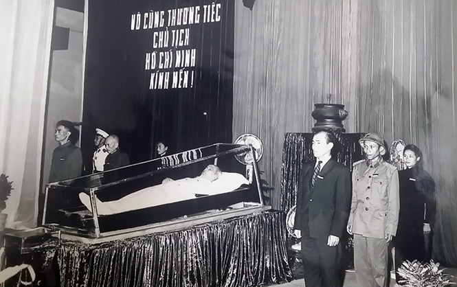 Ông Cả Yêm bên cạnh thi hài Chủ tịch Hồ Chí Minh.