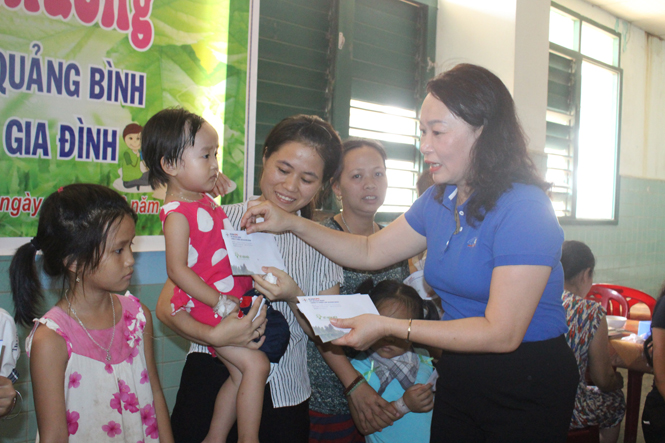 Đại diện tập thể nữ công Công ty Điện lực Quảng Bình tặng quà cho các cháu thiếu nhi mắc bệnh hiểm nghèo đang điều trị tại Bệnh viên hữu nghị Việt Nam - Cu Ba - Đồng Hới.