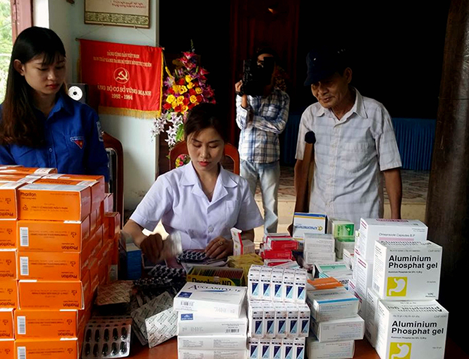 Các y, bác sĩ tiến hành cấp, phát thuốc cho người dân xã Quảng Liên (Quảng Trạch).