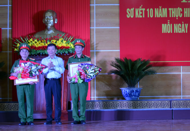  Đồng chí Nguyễn Hữu Hoài, Phó Bí thư Tỉnh ủy, Chủ tịch UBND tỉnh trao bằng khen của Thủ tướng Chính phủ cho 1 tập thể và 1 cá nhân đạt thành tích đột xuất trong thực hiện phong trào thi đua 