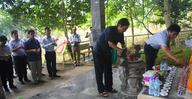 Dâng hương, tri ân các cán bộ, chiến sĩ hi sinh tại hang Lèn Hà, xã Thanh Hóa, huyện Tuyên Hóa