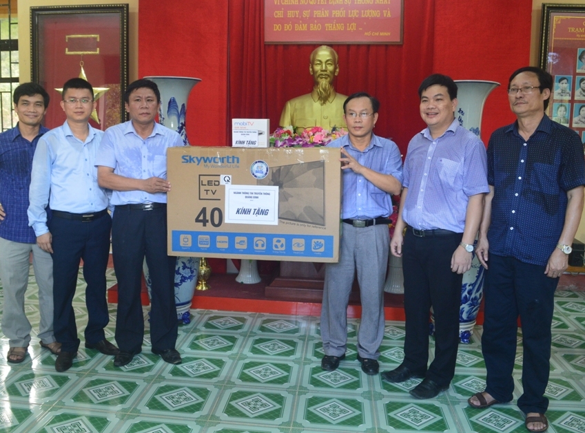 Ngành Thông tin và Truyền thông Quảng Bình trao tặng tivi cho Ban quản lý Khu du tích hang Lèn Hà