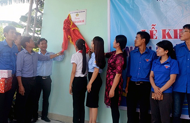 Khánh thành ngôi nhà “Khăn quàng đỏ” cho em Nguyễn Thị Thùy Trang ở thôn Cổ Hiền, xã Hiền Ninh, huyện Quảng Ninh.