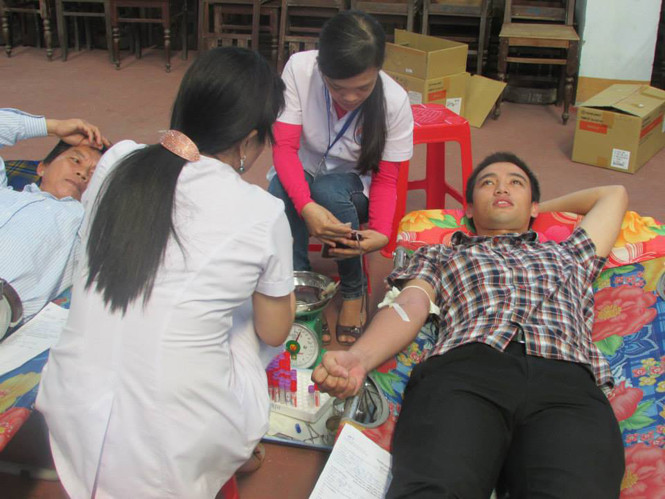 Các đoàn viên, thanh niên tham gia hiến máu tình nguyện.