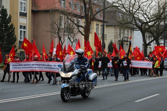 Đoàn tuần hành phản đối Trung Quốc gây căng thẳng ở Biển Đông của người Việt tại Đức hồi năm 2016. (Ảnh: Nguyễn Đức/Vietnam+)