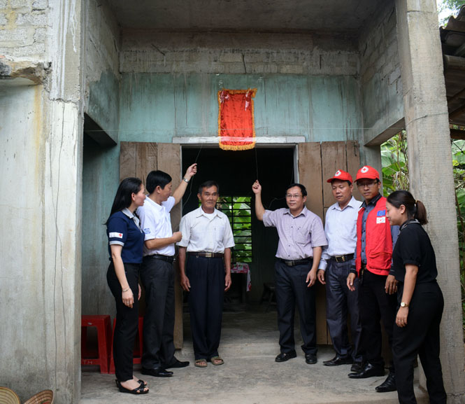 Hội CTĐ bàn giao nhà phòng, tránh lũ lụt cho hộ dân trên địa bàn xã Cảnh Hóa (Quảng Trạch)