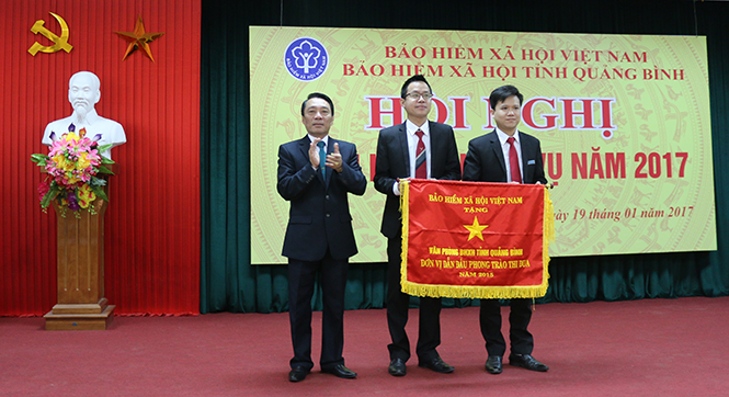  Thừa ủy quyền của Giám đốc BHXH Việt Nam, đồng chí Giám đốc BHXH tỉnh Phạm Thanh Tùng trao Cờ thi đua của BHXH Việt Nam cho Văn phòng BHXH tỉnh.