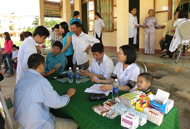 Hội đồng hương Quảng Bình tại Trường đại học Y-Dược Huế tổ chức khám và phát thuốc cho hội viên Hội Người mù TP. Đồng Hới.