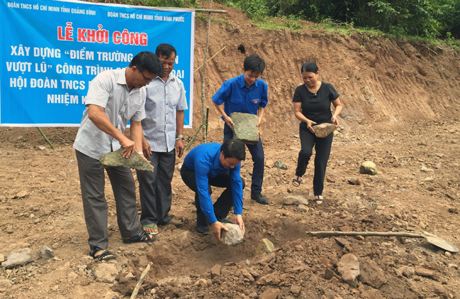 Khởi công xây dựng công trình thanh niên “Điểm trường vượt lũ” tại bản Cu Tồn-Mê Lỳ xã Thượng Trạch, huyện Bố Trạch.