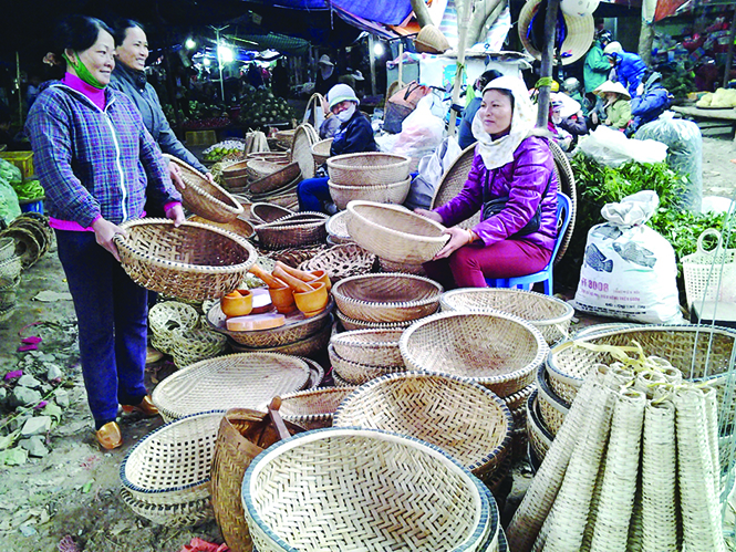 Sản phẩm đan lát truyền thống ở làng Thọ Đơn được bày bán ở chợ Ba Đồn nhằm phục vụ sản xuất nông nghiệp và sinh hoạt hàng ngày của người dân.