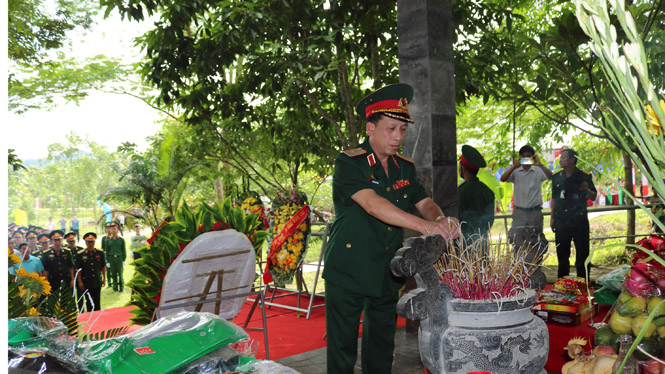 Thiếu tướng Hồ Bá Vinh, Phó Cục trưởng Cục Tuyên huấn, Tổng cục Chính trị Quân đội nhân dân Việt Nam dâng hương tưởng niệm, tri ân 45 năm ngày hy sinh của 13 cán bộ, chiến sỹ thông tin Trạm cơ vụ A69 tại khu vực hang Lèn Hà.