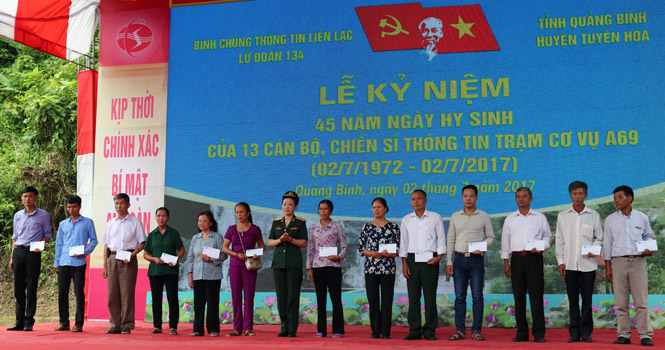 Ban Phụ nữ Quân đội nhân dân Việt Nam và Ban Thanh niên Quân đội nhân dân Việt Nam tặng quà cho 13 thân nhân liệt sỹ Trạm cơ vụ A69.  