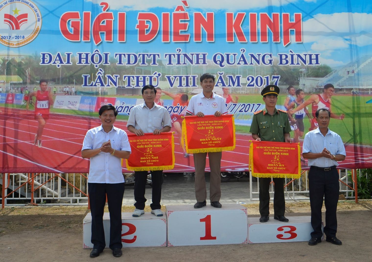 Ban tổ chức trao giải toàn đoàn cho các đội Lệ Thủy, Tuyên Hóa và Công an tỉnh Quảng Bình