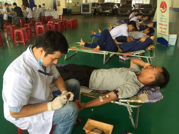 Cán bộ, nhân viên Công ty cổ phần ô tô Trường Hải tham gia hiến máu tình nguyện.