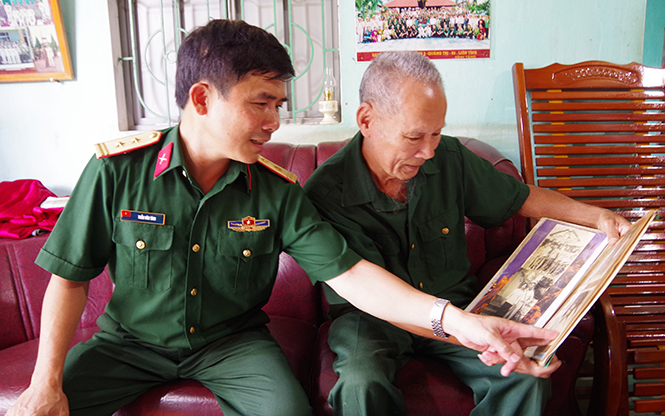  Cựu chiến binh Đoàn Văn Thống ôn lại kỷ niệm trong chiến đấu.
