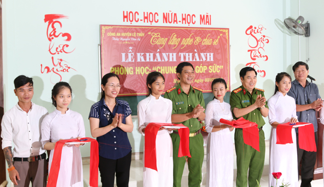 Lễ cắt băng khánh thành phòng học “chung tay góp sức” cho anh Nguyễn Văn Sỹ.