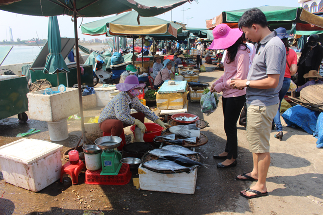 Người dân vẫn còn tâm lý dè dặt khi sử dụng hải sản sau sự cố môi trường biển do Formosa Hà Tĩnh gây ra hồi năm ngoái. 