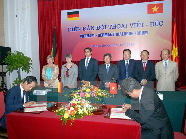 Ký hợp đồng sản xuất xe buýt mẫu giữa Công ty Vinamotor (Việt Nam) và Công ty Siemens Vietnam (Đức). (Ảnh: Danh Lam/TTXVN)