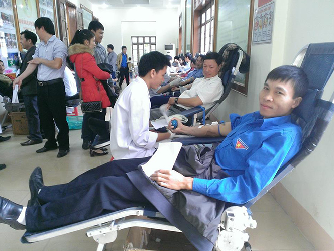 ĐVTN huyện Minh Hóa tham gia hiến máu tình nguyện.