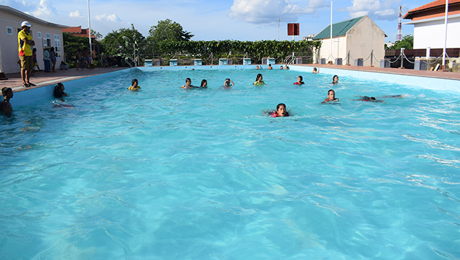 Bể bơi của Trung tâm VH-TD-TT huyện Lệ Thủy thu hút nhiều học sinh tham gia các khóa học bơi.