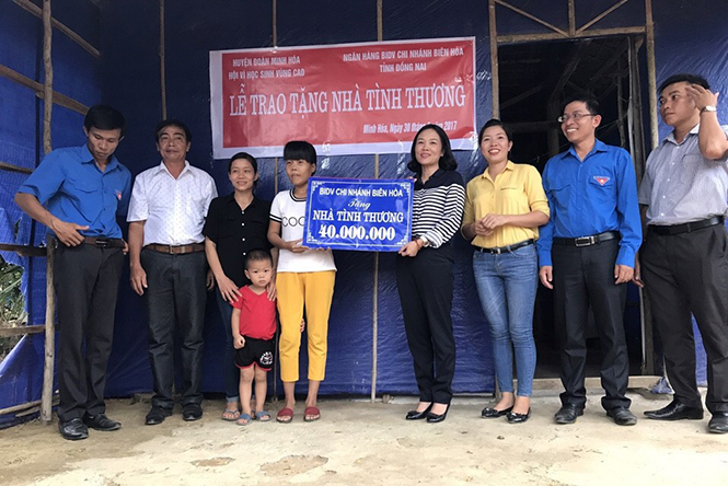 Đại diện Ngân hàng BIDV Chi nhánh Biên Hòa, tỉnh Đồng Nai trao 40 triệu đồng cho chị Thuyên.