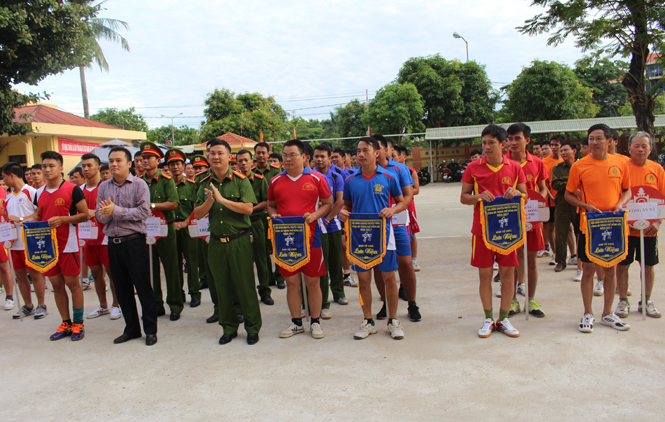 Chỉ huy Công an TP. Đồng Hới và nhà tài trợ trao cờ lưu niệm cho các đội  bóng tham dự giải.