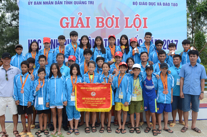 Đoàn vận động viên học sinh Quảng Bình được tặng cờ đạt giải Nhì toàn đoàn môn Bơi lội.