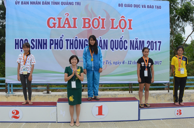 Em Nguyễn Thị Hà, học sinh Trường THPT Nguyễn Trãi, giành HCV 200m bơi ếch và HCV bơi 4x50m tiếp sức tự do nữ THPT.