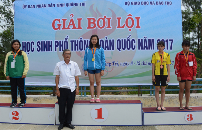 Em Nguyễn Thị Mai, học sinh Trường THPT Nguyễn Trãi, giành HCV 100, 200m bơi tự do và HCV bơi 4x50m tiếp sức tự do nữ THPT.