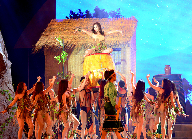 Tiết mục múa tái hiện Lễ hội đập trống Macoong do NSƯT Lê Kiều Anh và diễn viên Đoàn Nghệ thuật truyền thống biểu diễn.
