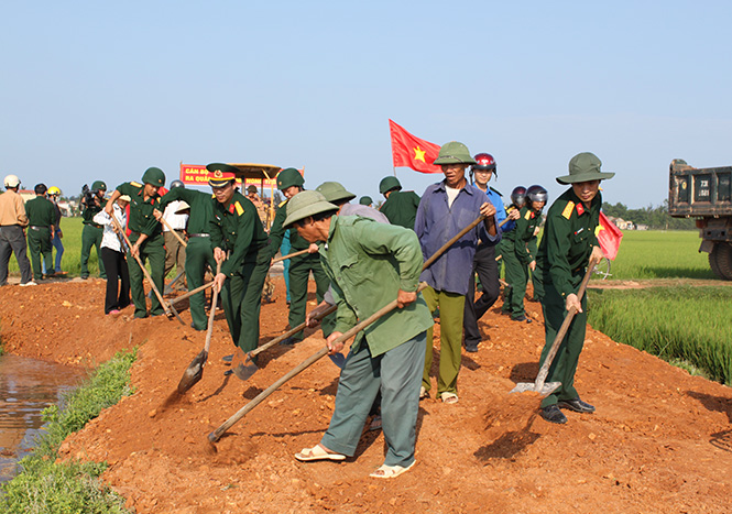 CBCS LLVT huyện Quảng Ninh tham gia cùng nhân dân xây dựng nông thôn mới.