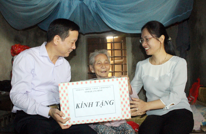 Đồng chí Đinh Công Hải, Ủy viên Ban Thường vụ, Chủ nhiệm UBKT Tỉnh ủy và lãnh đạo huyện Lệ Thủy tặng quà cho mẹ liệt sỹ Hoàng Thị Tạm.