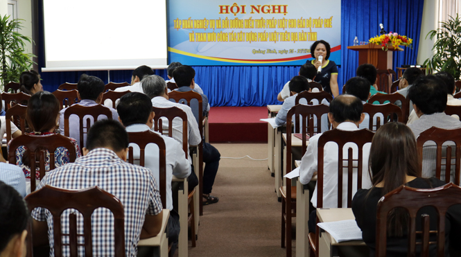 Giảng viên đến từ Tòa án nhân dân TP. Hà Nội trình bày chuyên đề tại lớp tập huấn.