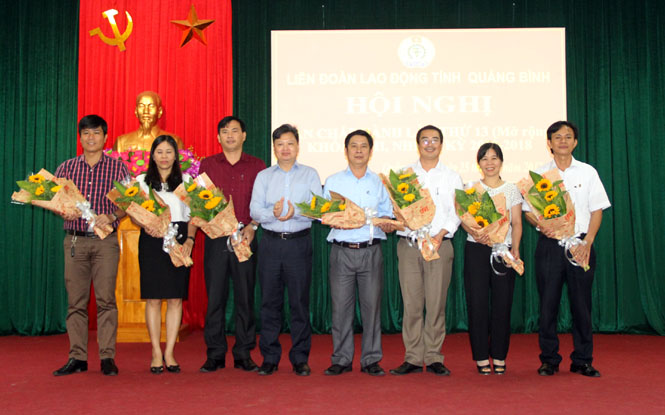  Đồng chí Nguyễn Tiến Hoàng, Phó Chủ tịch UBND tỉnh tặng hoa cho BCH, Ban Thường vụ LĐLĐ tỉnh khóa XVII (bầu bổ sung)